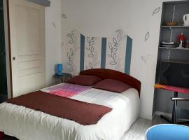 Chambre pour 2 personnes à Formigny RDC, מלון עם חניה בFormigny
