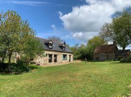 Charming 1-Bed Cottage in Ceauce, holiday home sa Céaucé