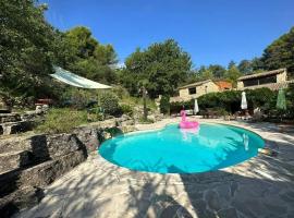 Villa de 5 chambres avec piscine privee jacuzzi et jardin clos a Puymeras, hotel in Puyméras