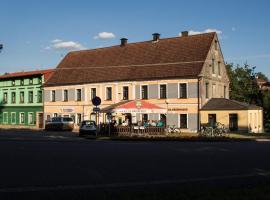 Restaurace Na Křižovatce, hotel with parking in Božanov