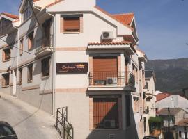 Edificio Reyes, Hotel in La Adrada