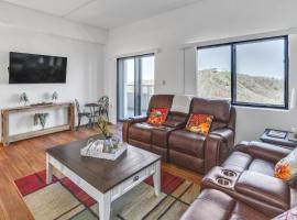 Handsome 2BR Condo with Gorgeous Views in Sugar Mountain! condo，糖山祖父山（Grandfather Mountain）附近的飯店