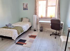 Room near Triangeln Station- shared kitchen and bathroom, alloggio in famiglia a Malmö
