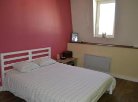 Chambre cosy pour 2 personnes, hotel in Chef-Boutonne