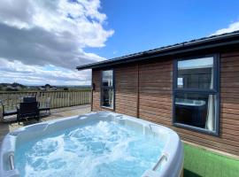 Benarty 11 with Private Hot Tub - Fife - Loch Leven - Lomond Hills - Pet Friendly, hótel í Kelty