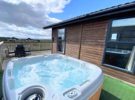Benarty 11 with Private Hot Tub - Fife - Loch Leven - Lomond Hills - Pet Friendly, brunarica v mestu Kelty