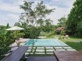 8th Wonder - Pool Villa - Riverside gem in Chiang Mai, hotell i Ban Don