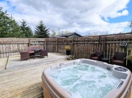 Torridon 1 with Private Hot Tub - Fife - Loch Leven - Lomond Hills- Pet Friendly, hótel í Kelty