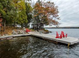 Dream Weaver privacy & stunning long lake views, cottage in Port Carling