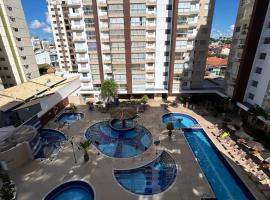 Caldas Novas - Condominio Casa da Madeira - ate 5 pessoas - PERMITIDO descer com bebida para o parque - Centro, hotel with parking in Assis