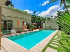 3 Bedroom luxury Pool Villa in walking distance to Bangtao Beach, hotel cu parcare din Ban Thalat Choeng Thale
