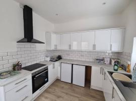 Newly Renovated Coastal Property, hotel in Llanelli