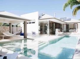 Luxury family beach house steps to beach & cafes, ξενοδοχείο σε Καλούντρα