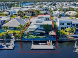 Luxurious Waterfront 5Brm Canal Home Caloundra, בית נופש בPelican Waters