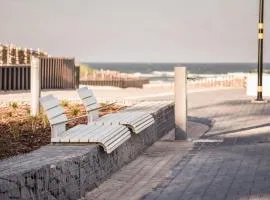 Mini by the sea, center