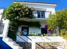 Zaros House. Two-Bedroom Traditional House with Sea Views in Kioni.