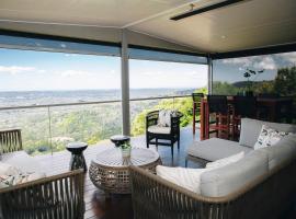 Flaxton residence with spectacular coastal views, hotel in Montville