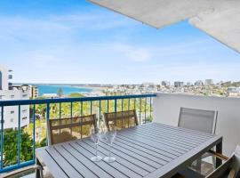 Spacious apt Excellent location A holiday fav, παραλιακή κατοικία σε Καλούντρα