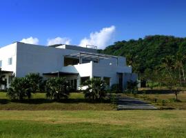 The Blue Lagoon B&B, alojamiento en la playa en Fengbin