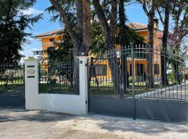Casa Isore con 3 camere da letto, hotel en Pésaro