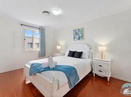 Aircabin - Seven Hills - Lovely - 3 Beds Townhouse – hotel w mieście Blacktown