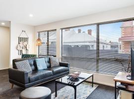 Four on Flinders - one bedroom apartment, hotell sihtkohas Sandy Bay