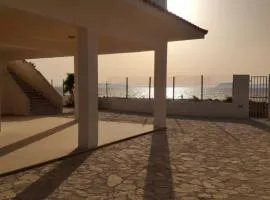 casa baciata dal mare