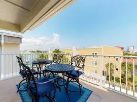 Top floor Condo with gorgeous Bay view Overlooking the Pool