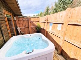 Lomond 6 with Private Hot Tub - Fife - Loch Leven - Lomond Hills, Hotel in Kelty