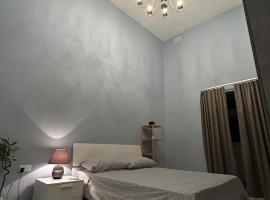 Spacious room, king size bed, balcony, mirrors and luxury lights., homestay di Mosta