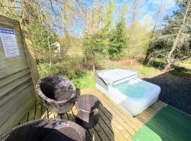 Blair Tiny House with Private Hot Tub - Pet Friendly- Fife - Loch Leven - Lomond Hills, lodge sa Dunfermline