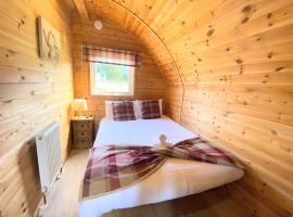 Pond View Pod 1 with Outdoor Hot Tub - Pet Friendly - Fife - Loch Leven - Lomond Hills, vacation home in Kelty
