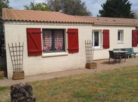 Chambre sous les mimosas 2kms plage, homestay in Saint-Jean-de-Monts