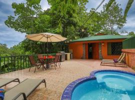 Casa Macaw Jungle Cabin w Private pool Wifi and AC, cabaña o casa de campo en Quepos