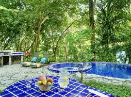Toucan Villa Family home w Private Pool Garden AC, hytte i Quepos