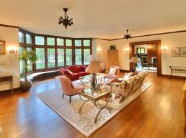 Elegant Mansion-Sleeps 20-Minutes from Clinic & Downtown, villa en Cleveland Heights