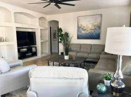 Cozy Home in Goodyear w Pool and Patio -5 BR-3T and B, maison de vacances à Goodyear