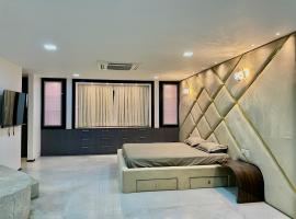 Premium Luxurious 4 BHK in Hitech city By Natti's Group, hotel i Kondapur