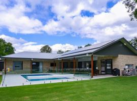 Amazing House Big Swimming Pool BBQ, villa in Mooloolah