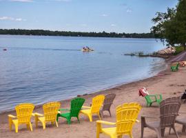 Newly Renovated 3 Bedroom Beach Front Condo 2B, pet-friendly hotel in Lanark