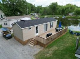 2 Bedroom Waterfront Cottage Cedar Point Cres 2, hotel in Campbellford