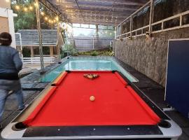 Villa Kota Bunga Puncak Private Pool By akuvilla, cabaña o casa de campo en Cikundul