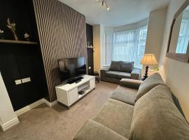 2br Stylish Ormeau Road House, holiday home in Belfast