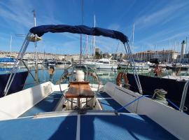 Baladin - Dormir sur un voilier By Nuits au Port, laivamajoitus kohteessa La Rochelle