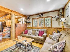 Searsport에 위치한 빌라 Rustic Searsport Cabin Loft and Sunroom on 10 Acres