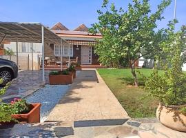 Spacious and charming Villa 800m Aguadulce beach, hotel en Aguadulce