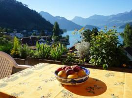 Charming Apartment w/Terrace on Lake and Mountain, hotelli kohteessa Weggis