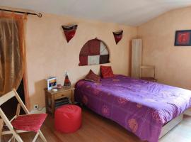 Chambre d'hôte chez l'habitant à la campagne, cheap hotel in Cambounet-sur-le-Sor