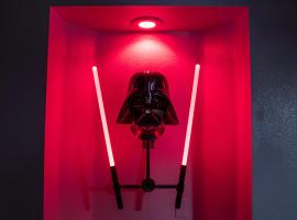 Comfy Expansive Home - Near the Strip - Heated Pool, hotel spa di Las Vegas