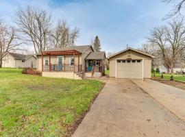 Charming Spirit Lake Home - 6 Mi to Arnolds Park!, коттедж в городе Spirit Lake